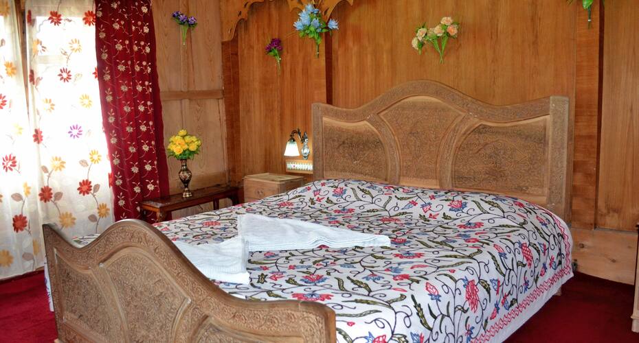 Kingfisher Houseboat, Srinagar 5